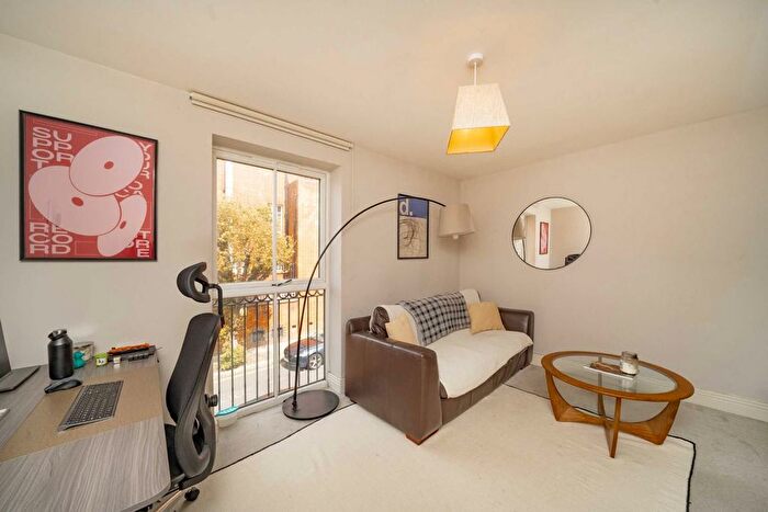 2 Bedroom Flat To Rent In Garratt Lane, Earlsfield, SW17