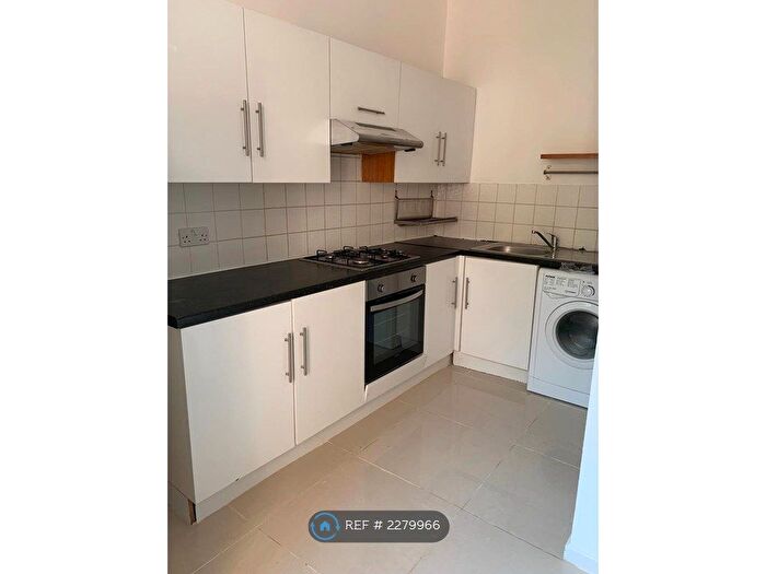 3 Bedroom Flat To Rent In Adelaide Avenue, Brockley, SE4
