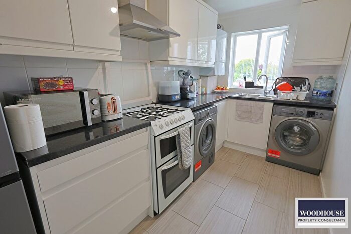 1 Bedroom Flat For Sale In Parkside, Waltham Cross, EN8