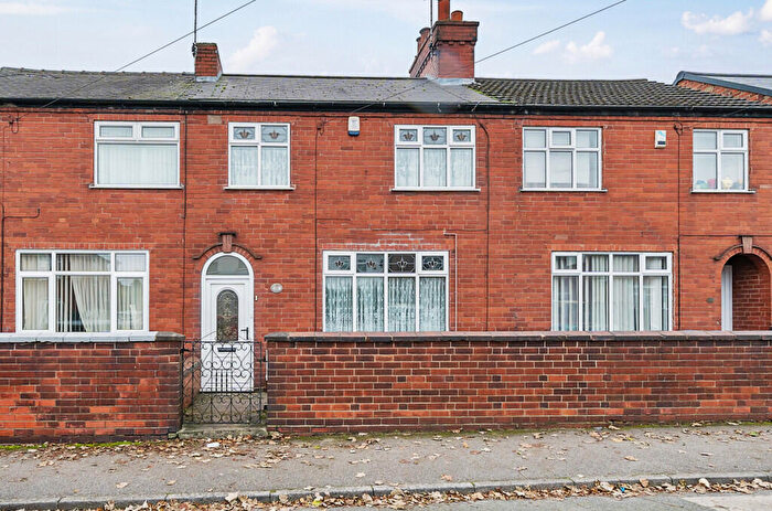 3 Bedroom Terraced House For Sale In Eakring Road, Mansfield, Nottinghamshire, NG18
