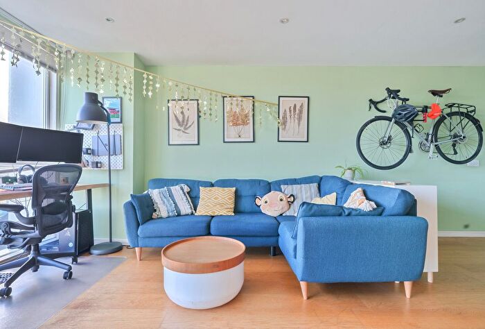 2 Bedroom Flat For Sale In Skypark Road, Bristol, Somerset, BS3