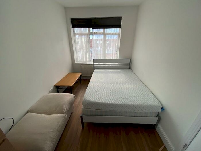 Studio To Rent In Tanfield Avenue, London, NW2