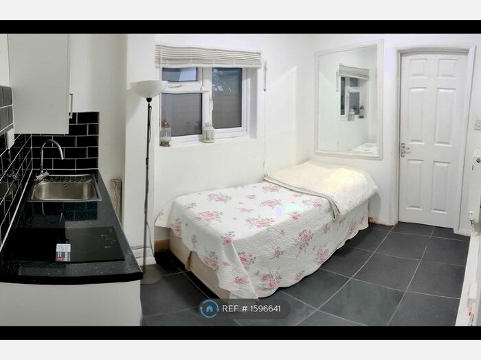 Studio To Rent In Savile Close, New Malden, KT3