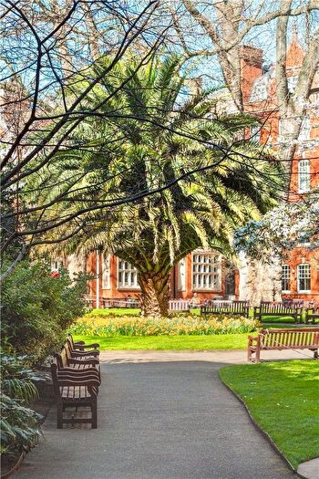 3 Bedroom Flat To Rent In South Street, London, W1K