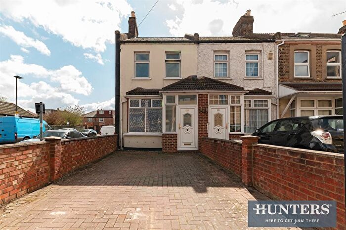 3 Bedroom End Terrace House For Sale In Pears Road, Hounslow, TW3