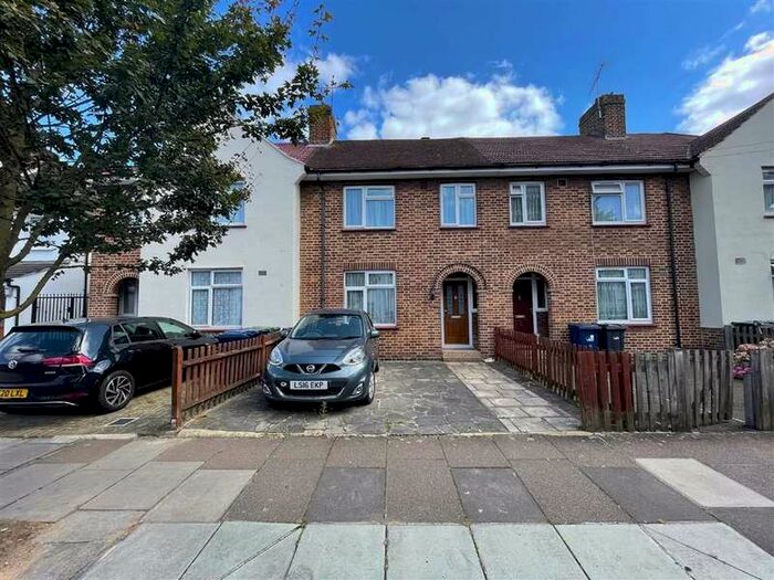 Houses for sale & to rent in UB1 2NA, Kingsley Avenue, Dormers Wells