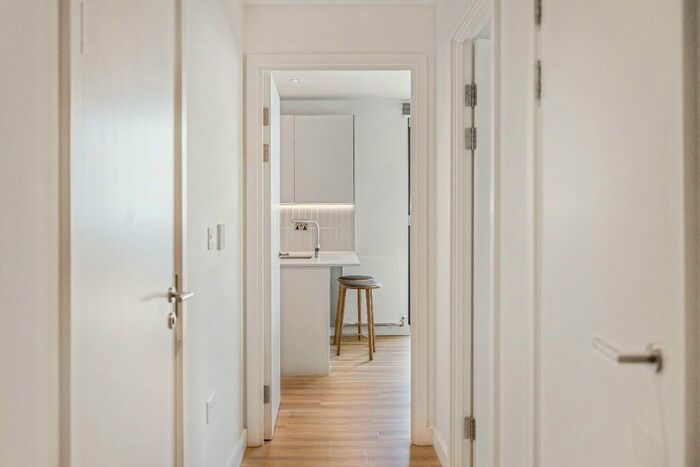 223 Bedroom Flat To Rent In Bagshot Road, GU24