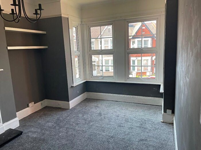 2 Bedroom Flat To Rent In Hamlet Court Road, Westcliff-On-Sea, Essex, SS0