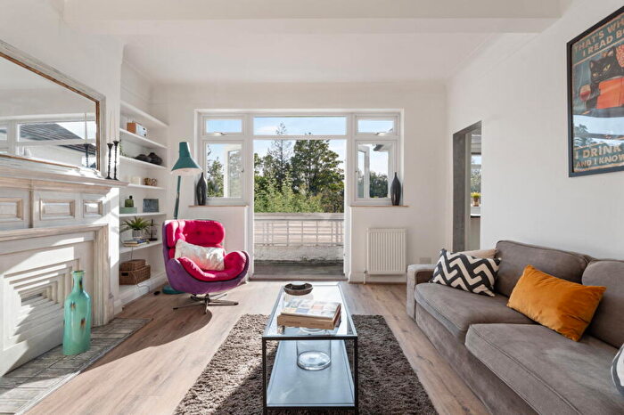 3 Bedroom Maisonette For Sale In Lyndale Avenue, London, NW2