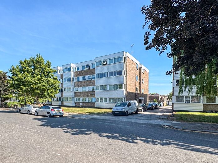 1 Bedroom Flat To Rent In Maidstone Road, London, N11