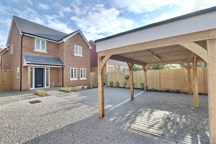 4 Bedroom Detached House For Sale In Hunts Pond Road, Titchfield Common, PO14