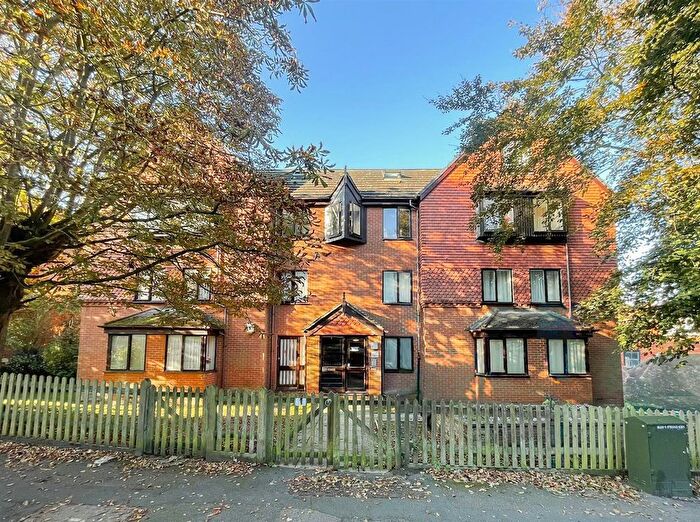 2 Bedroom Flat To Rent In De Cham Road, St. Leonards, TN37