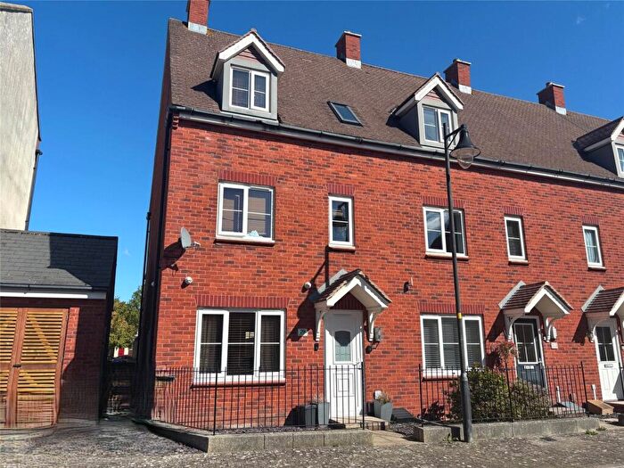 3 Bedroom End Of Terrace House For Sale In Deneb Drive, Oakhurst, Swindon, Wiltshire, SN25
