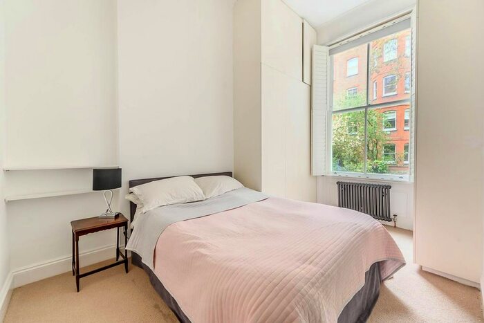 1 Bedroom Flat To Rent In Nevern Square, Earls Court, London, SW5