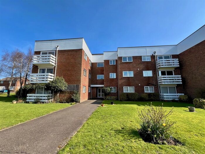 2 Bedroom Flat To Rent In Heighton Close, Bexhill-On-Sea, TN39
