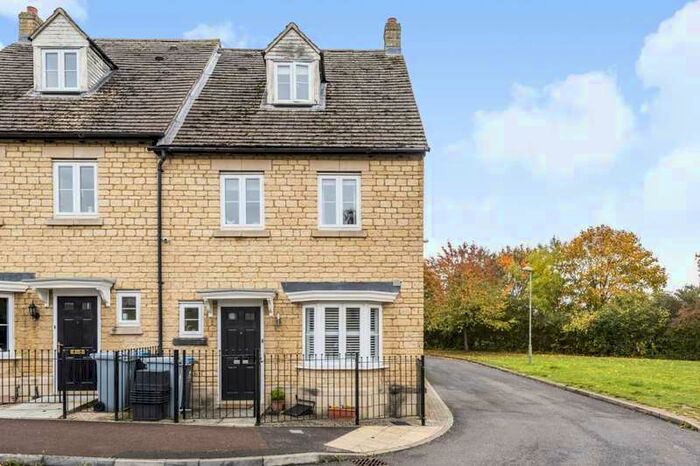 4 Bedroom Semi-Detached House To Rent In Carterton, Oxfordshire, OX18