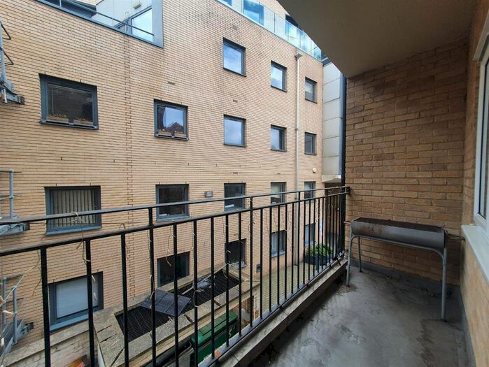 2 Bedroom Flat To Rent In Red Lion Square, Wandsworth, London, SW18