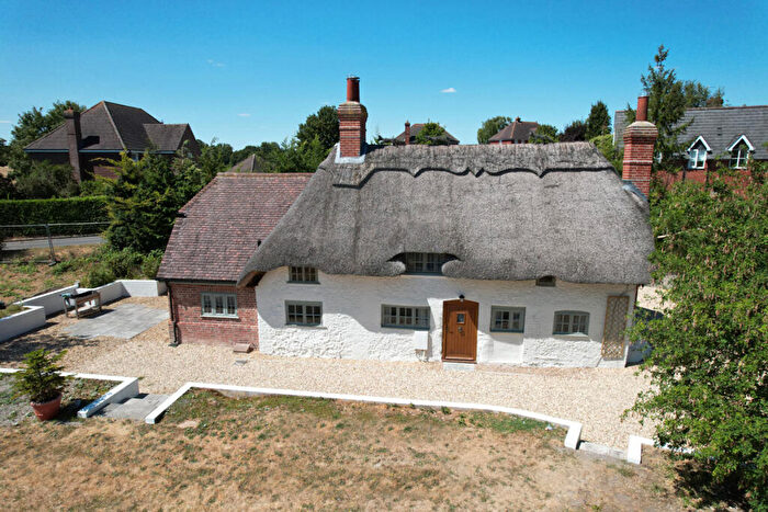 3 Bedroom Cottage For Sale In Kingsclere Road, Overton, Hampshire, RG25