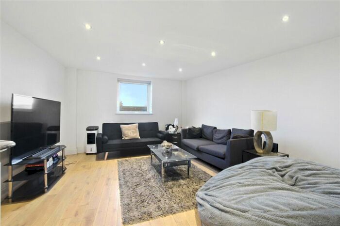 2 Bedroom Flat To Rent In Annes Court, Palgrave Gardens, London, NW1
