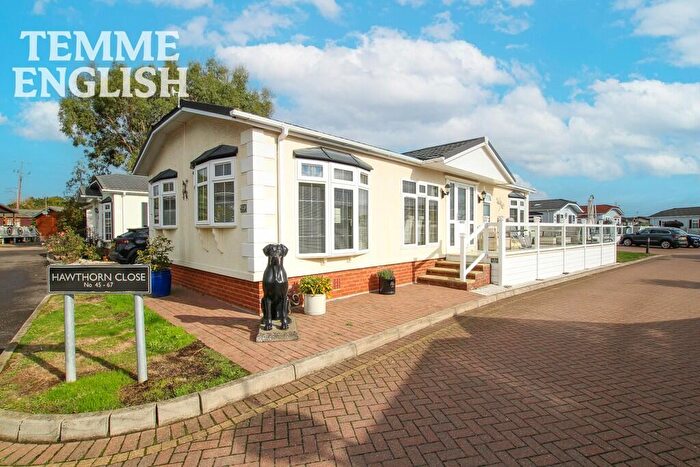 2 Bedroom Park Home For Sale In Hawthorn Close, SS11