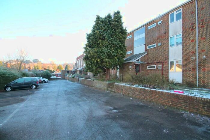 1 Bedroom Flat To Rent In Hampstead Road, Dorking, Surrey, RH4
