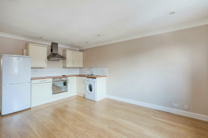 2 Bedroom Flat To Rent In Lyndale Road, RH1