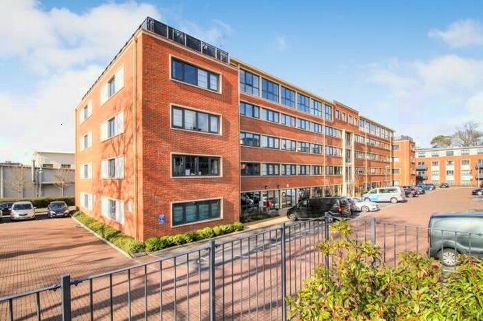 2 Bedroom Flat To Rent In Kestrel Road, Farnborough GU14