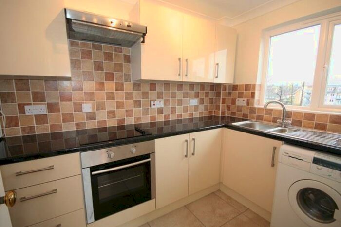 2 Bedroom Flat To Rent In Wilton House, Great Heathmead, Haywards Heath, RH16