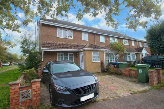 4 Bedroom Semi-Detached House To Rent In Claymore, Hemel Hempstead, HP2