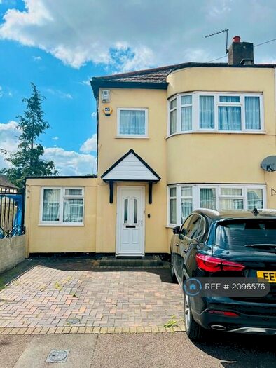 4 Bedroom End Of Terrace House To Rent In Tenterden Road, Dagenham, RM8
