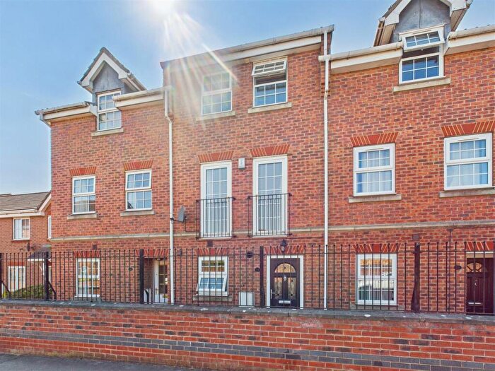 3 Bedroom Town House For Sale In Loxley Way, Brough, HU15