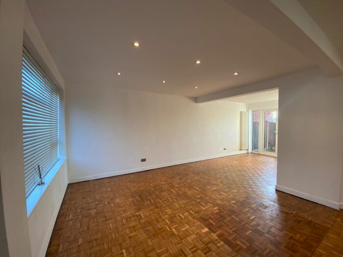 4 Bedroom Semi-Detached House To Rent In Avondale Crescent, Enfield, EN3