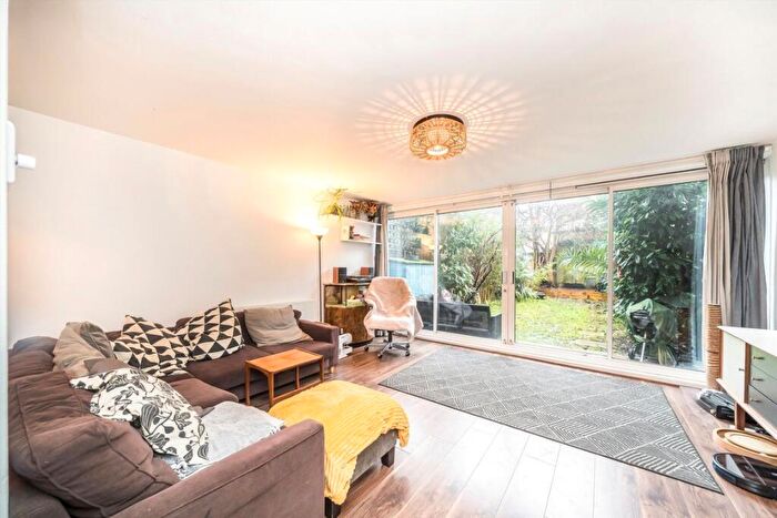 3 Bedroom Flat To Rent In St. Stephens Road, Victoria Park, E3