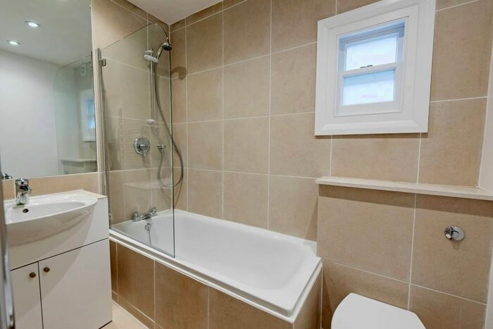 2 Bedroom Flat To Rent In New Kings Road, Fulham, London, SW6