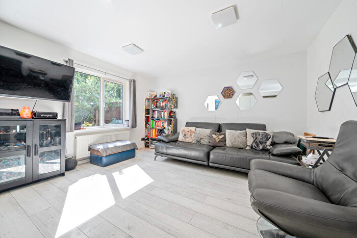 3 Bedroom House For Sale In Domville Close, London, Greater London, N20