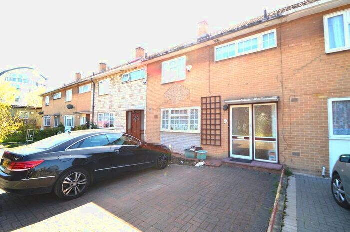3 Bedroom Detached House To Rent In Melfield Gardens, London, SE6