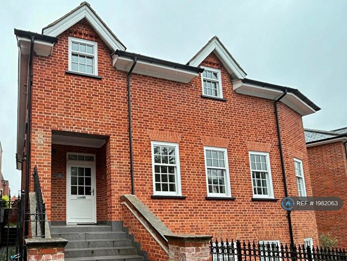 3 Bedroom Flat To Rent In Thompsons Close, Harpenden, AL5