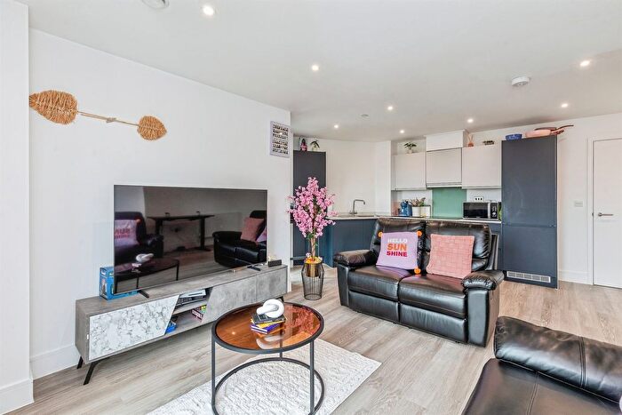2 Bedroom Flat For Sale In Whiffens Avenue, Chatham, ME4