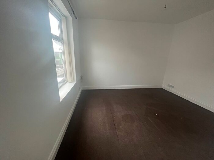 2 Bedroom Flat To Rent In Ashton Road, Oldham, OL8