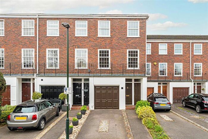 4 Bedroom Property For Sale In Broom Park, Teddington, TW11