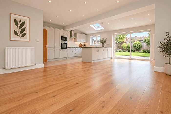 5 Bedroom Semi-Detached House To Rent In Elm Park Road, Winchmore Hill, N21