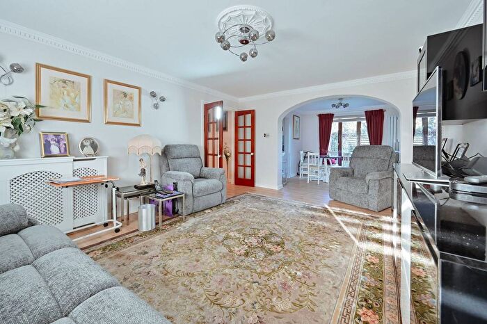 2 Bedroom Flat For Sale In The Cloisters, Bushey, WD23