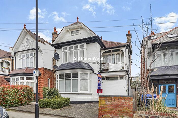 2 Bedroom Flat For Sale In Compton Road, Winchmore Hill, N21
