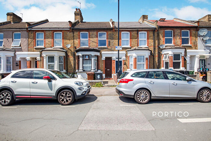 2 Bedroom Flat To Rent In Claude Road, Leyton, E10