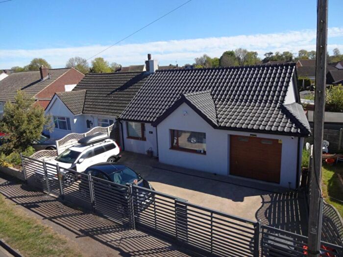 4 Bedroom Bungalow For Sale In Dunstable Road, Houghton Regis, Dunstable, Bedfordshire, LU5