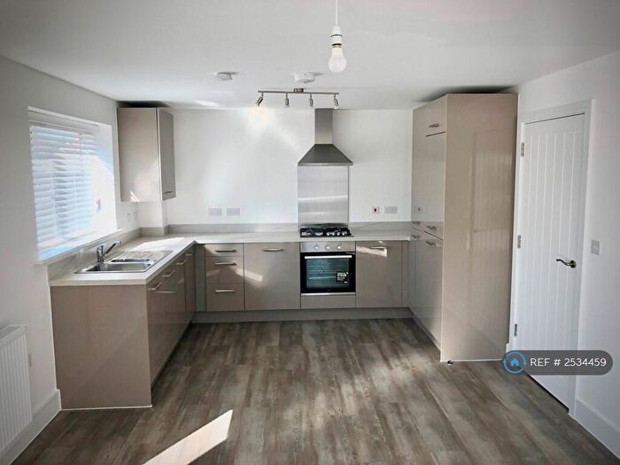 2 Bedroom Flat To Rent In Anton Close, Rugby, CV21