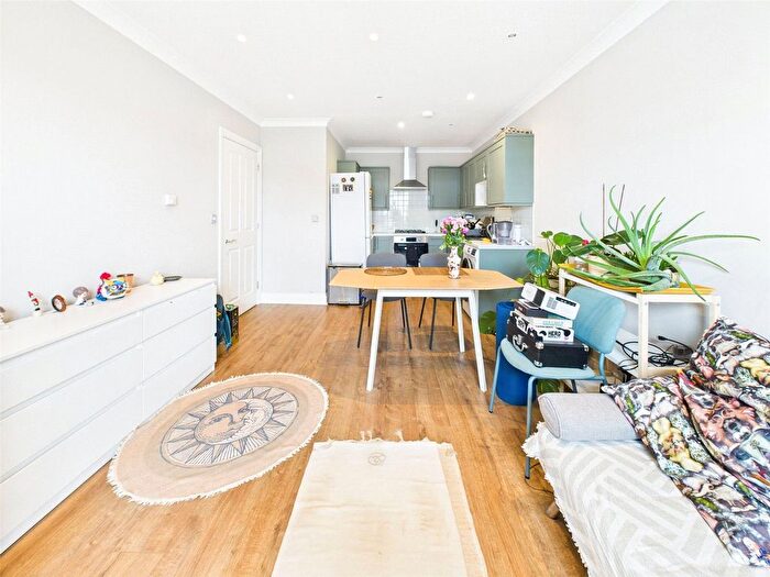 2 Bedroom Flat To Rent In Queens Road, Twickenham, TW1