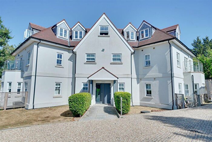 2 Bedroom Flat For Sale In Bell Lane, Brookmans Park, Hatfield, AL9