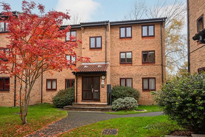 2 Bedroom Flat For Sale In Gresham Way, London, SW19