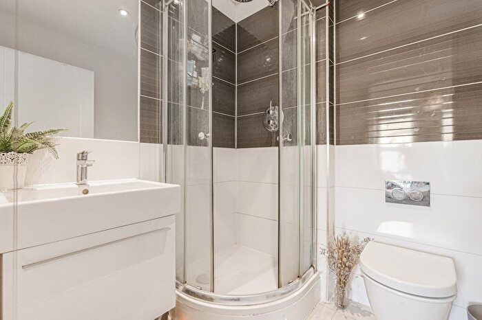 3 Bedroom Flat For Sale In Carpenters Place, Clapham North, SW4